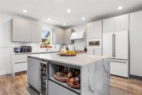 House in Doral, Florida 4 bedrooms, 210.61 sq.m. № 1996615 - photo 5