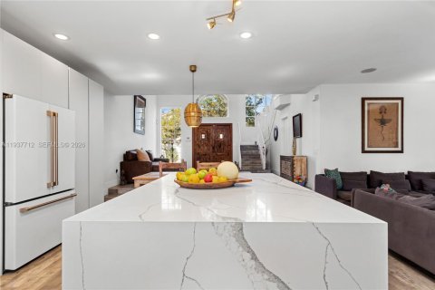 House in Doral, Florida 4 bedrooms, 210.61 sq.m. № 1996615 - photo 17