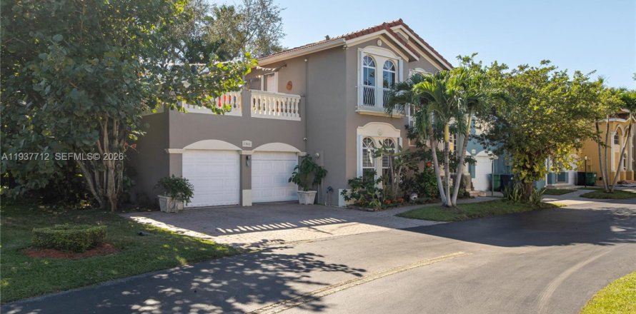 House in Doral, Florida 4 bedrooms, 210.61 sq.m. № 1996615