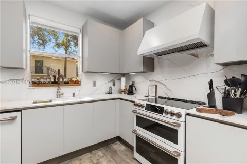 House in Doral, Florida 4 bedrooms, 210.61 sq.m. № 1996615 - photo 15