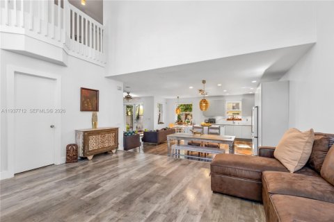 House in Doral, Florida 4 bedrooms, 210.61 sq.m. № 1996615 - photo 9