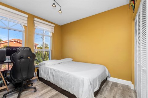 House in Doral, Florida 4 bedrooms, 210.61 sq.m. № 1996615 - photo 28