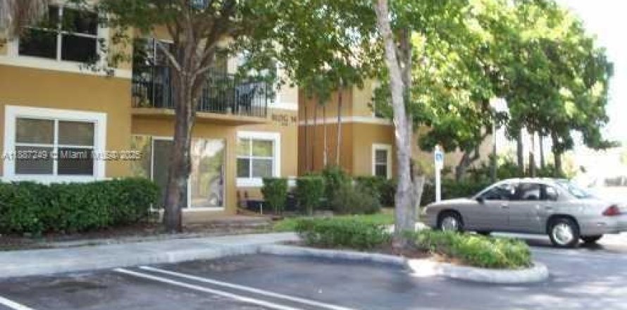 Кондоминиум с 2 спальнями в Корал-Спрингс, Флорида № 1932784