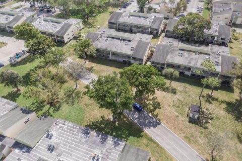 Condo in Coral Springs, Florida, 1 bedroom  № 1007337 - photo 1