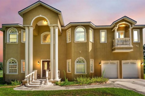 House in Plant City, Florida 5 bedrooms, 474.92 sq.m. № 2197062