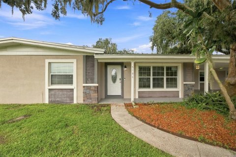 House in Plant City, Florida 5 bedrooms, 188.78 sq.m. № 2338918 - photo 2
