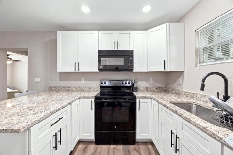 House in Plant City, Florida 5 bedrooms, 188.78 sq.m. № 2338918 - photo 25