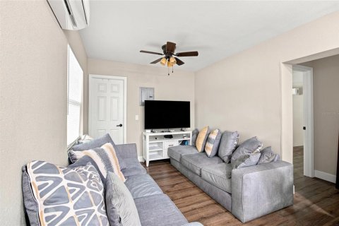 House in Plant City, Florida 5 bedrooms, 188.78 sq.m. № 2338918 - photo 26