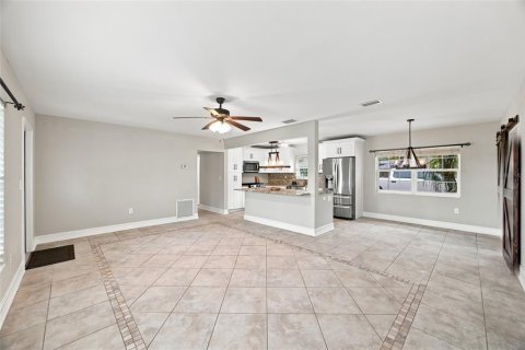 House in Plant City, Florida 5 bedrooms, 188.78 sq.m. № 2338918 - photo 13