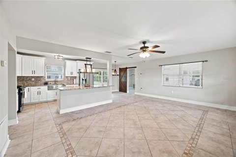 House in Plant City, Florida 5 bedrooms, 188.78 sq.m. № 2338918 - photo 10