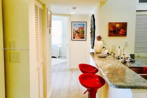 Condo in Fort Myers, Florida, 2 bedrooms  № 2014433 - photo 11