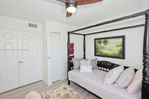 Condo in Fort Myers, Florida, 2 bedrooms  № 2014433 - photo 15