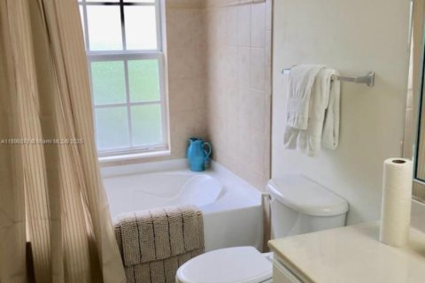 Condo in Fort Myers, Florida, 2 bedrooms  № 2014433 - photo 12