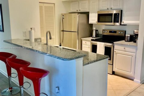 Condo in Fort Myers, Florida, 2 bedrooms  № 2014433 - photo 9