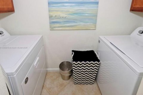 Condo in Fort Myers, Florida, 2 bedrooms  № 2014433 - photo 14