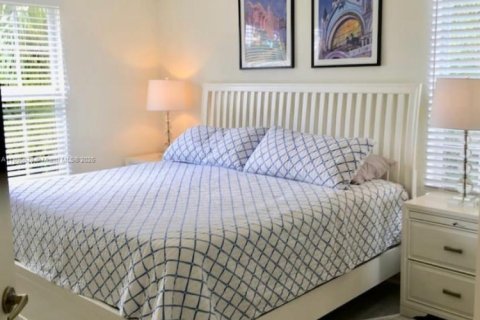 Condo in Fort Myers, Florida, 2 bedrooms  № 2014433 - photo 6