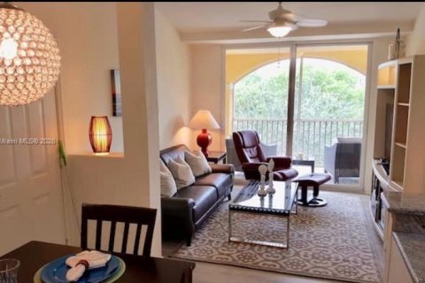 Condo in Fort Myers, Florida, 2 bedrooms  № 2014433 - photo 5