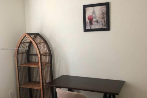 Condo in Fort Myers, Florida, 2 bedrooms  № 2014433 - photo 2