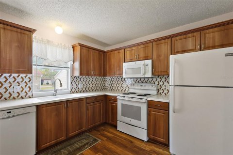 House in The Villages, Florida 2 bedrooms, 128.48 sq.m. № 1653861 - photo 5