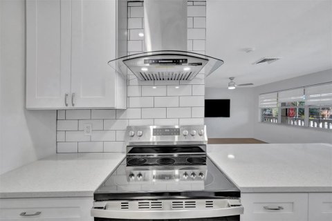 Condo in Saint Petersburg, Florida, 2 bedrooms  № 2211809 - photo 13