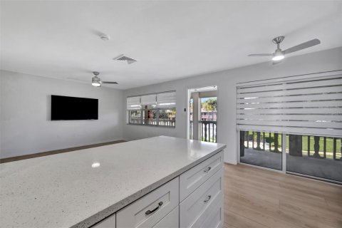 Condo in Saint Petersburg, Florida, 2 bedrooms  № 2211809 - photo 12
