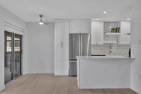 Condo in Saint Petersburg, Florida, 2 bedrooms  № 2211809 - photo 8