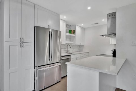 Condo in Saint Petersburg, Florida, 2 bedrooms  № 2211809 - photo 10
