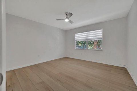 Condo in Saint Petersburg, Florida, 2 bedrooms  № 2211809 - photo 18
