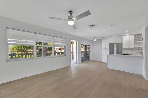Condo in Saint Petersburg, Florida, 2 bedrooms  № 2211809 - photo 3