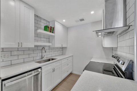 Condo in Saint Petersburg, Florida, 2 bedrooms  № 2211809 - photo 14