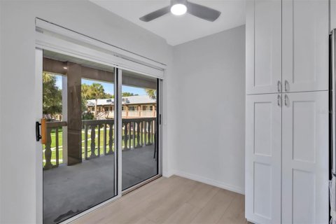 Condo in Saint Petersburg, Florida, 2 bedrooms  № 2211809 - photo 7