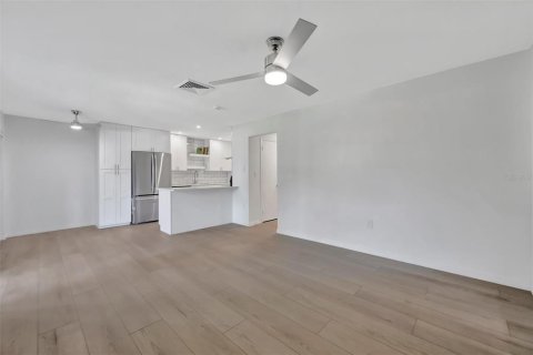 Condo in Saint Petersburg, Florida, 2 bedrooms  № 2211809 - photo 4