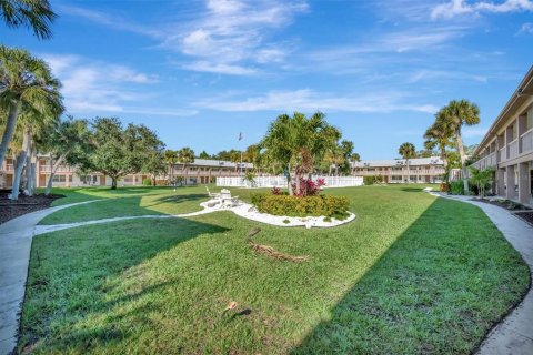 Condo in Saint Petersburg, Florida, 2 bedrooms  № 2211809 - photo 24