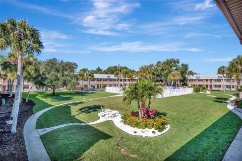 Condo in Saint Petersburg, Florida, 2 bedrooms  № 2211809 - photo 23