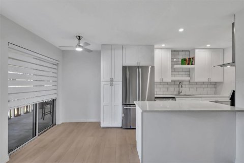Condo in Saint Petersburg, Florida, 2 bedrooms  № 2211809 - photo 9
