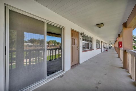 Condo in Saint Petersburg, Florida, 2 bedrooms  № 2211809 - photo 2