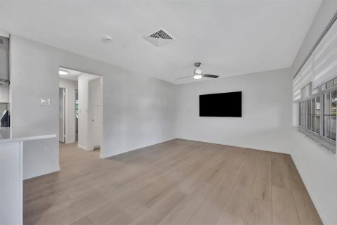 Condo in Saint Petersburg, Florida, 2 bedrooms  № 2211809 - photo 5