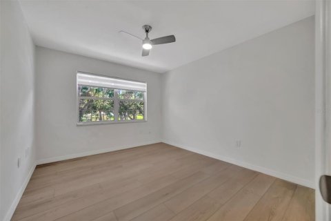 Condo in Saint Petersburg, Florida, 2 bedrooms  № 2211809 - photo 15