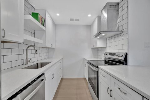 Condo in Saint Petersburg, Florida, 2 bedrooms  № 2211809 - photo 11
