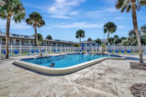 Condo in Saint Petersburg, Florida, 2 bedrooms  № 2211809 - photo 26