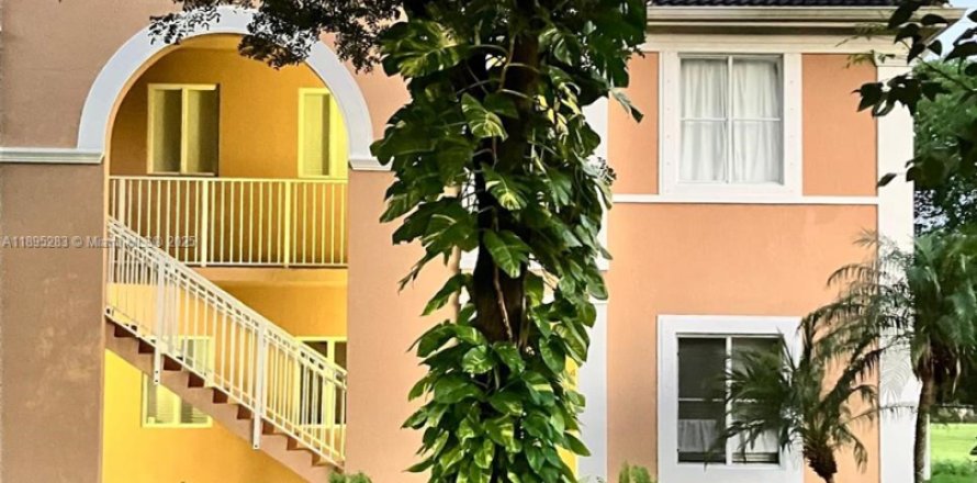Condominio en Hialeah, Florida, 3 dormitorios  № 1950352