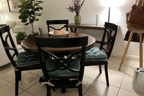 Condominio en alquiler en Hialeah, Florida, 3 dormitorios, 106.09 m2 № 1950352 - foto 7