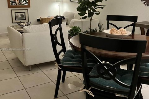 Condominio en alquiler en Hialeah, Florida, 3 dormitorios, 106.09 m2 № 1950352 - foto 6