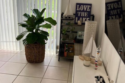 Condominio en alquiler en Hialeah, Florida, 3 dormitorios, 106.09 m2 № 1950352 - foto 8