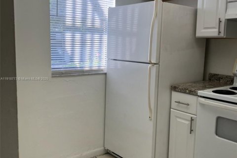 Снять в аренду кондоминиум в Форт-Лодердейл, Флорида 2 спальни, 86.12м2, № 1972108 - фото 3