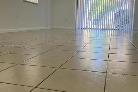 Снять в аренду кондоминиум в Форт-Лодердейл, Флорида 2 спальни, 86.12м2, № 1972108 - фото 4