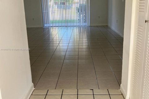 Снять в аренду кондоминиум в Форт-Лодердейл, Флорида 2 спальни, 86.12м2, № 1972108 - фото 2