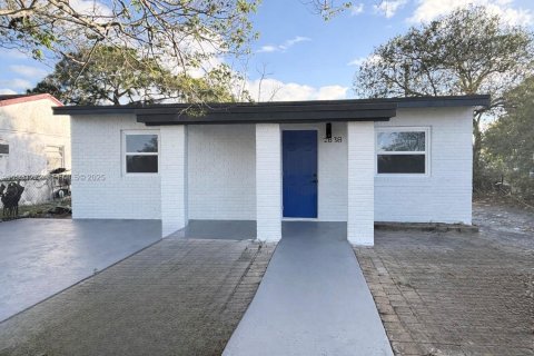 Купить виллу или дом в Помпано-Бич, Флорида 2 спальни, 55.74м2, № 1990383 - фото 1