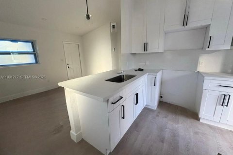 Villa ou maison à vendre à Pompano Beach, Floride: 2 chambres, 55.74 m2 № 1990383 - photo 5