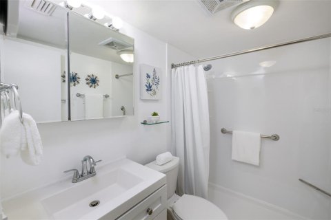 Condo in Kenneth City, Florida, 1 bedroom № 2196928 - photo 9